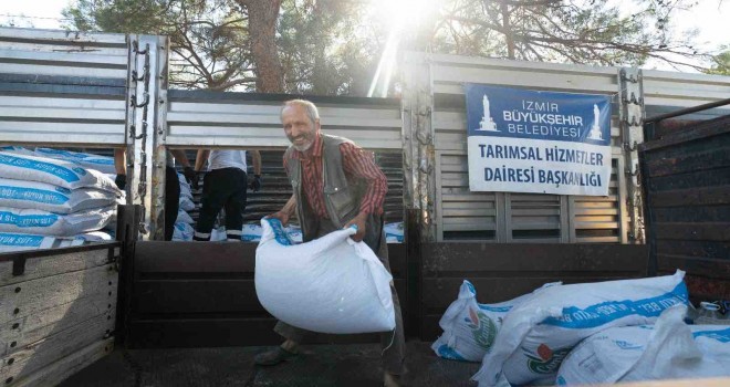 İzmir Büyükşehir’den yanan köylere 40 tonluk yem desteği