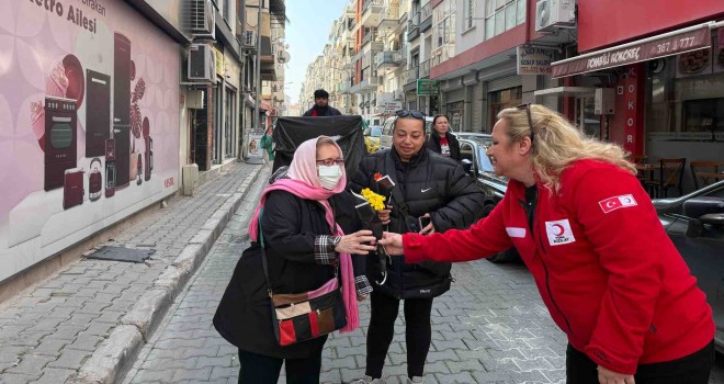 Kızılay Karşıyaka 8 Mart’ta kadınları çiçeklerle karşıladı
