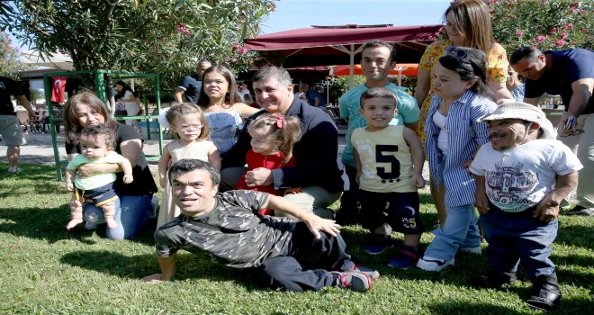 Bu kafede sadece cücelik hastaları çalışacak