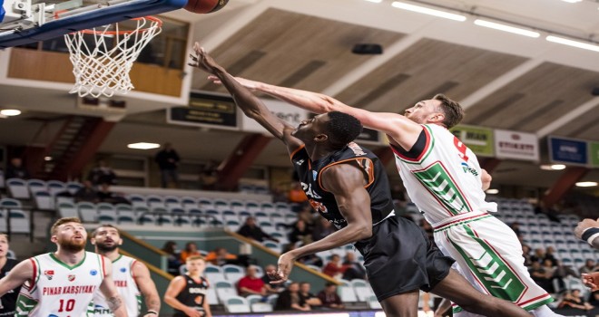 Pınar Karşıyaka turu geçmek için parkede