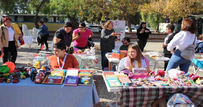 Karşıyaka'da çocuklar 2.el pazarında stant açtılar