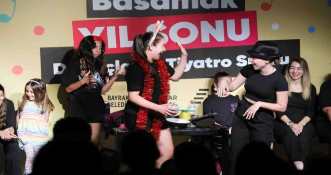 Bayraklılı tiyatrocular ayakta alkışlandı