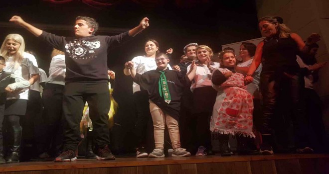 Özel çocuklar sahnede engel tanımadı