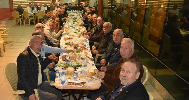Karşıyaka Çarşı esnafı birlikte iftar açmanın mutluluğunu yaşadı