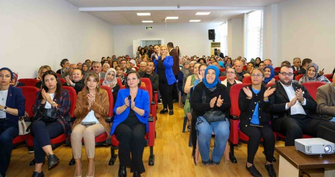 Karabağlar Belediyesi'nden Bağımlılıkla Mücadele Seminerleri başladı