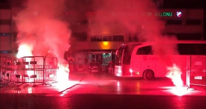 Karşıyakalı voleybolcuları Bolu'ya taraftarlar uğurladı...