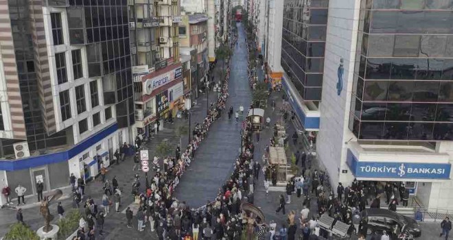 Karşıyakalılar ''Ata’ya Saygı Zinciri''nde buluştu