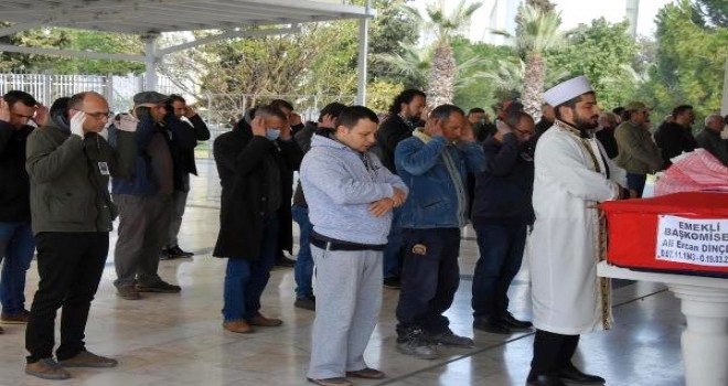 Karşıyaka'daki cenaze namazında sosyal mesafe kuralı uygulandı