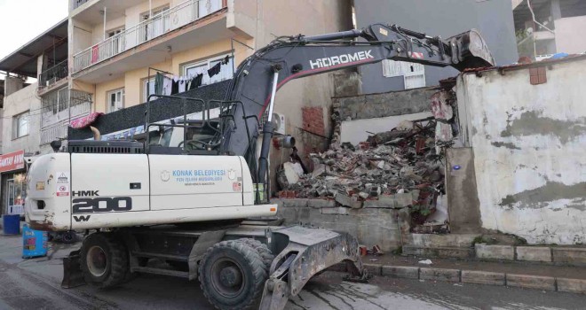 Konak’ta metruk yapıların yıkımı devam ediyor