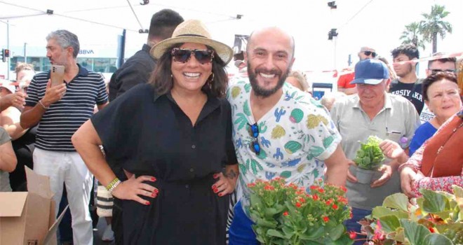 Işın Karaca ve Ümit Ersan Karşıyaka'da çiçek dağıttı