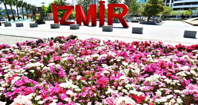İzmir çiçek açtı