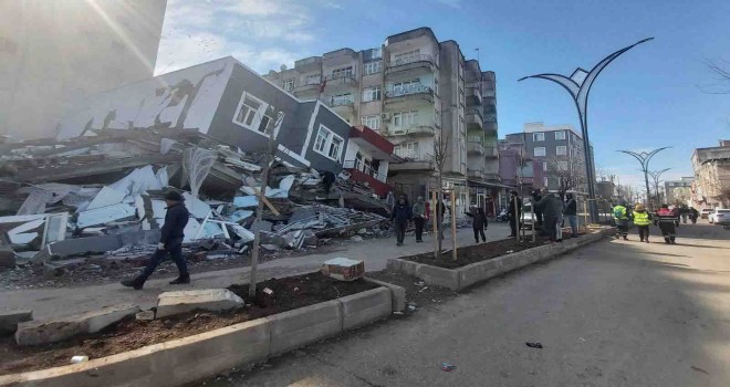 Foçalı gönüllüler 3 çocuğu enkaz altından çıkardılar