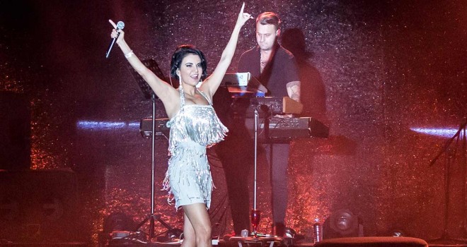 Göksel şarkılarıyla Karşıyakalıları coşturdu