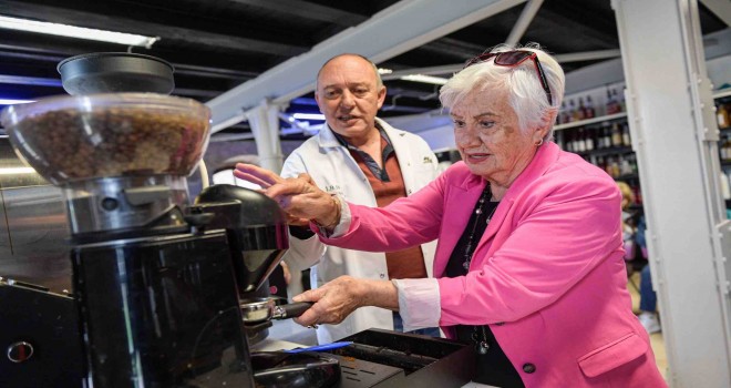 İleri yaş baristalar iş başında