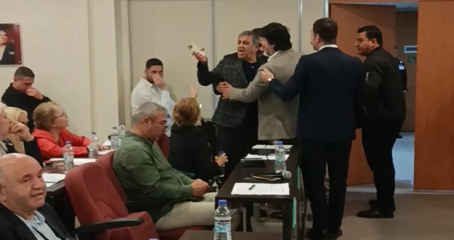 Karşıyaka Belediye Meclisi'nde 'namussuz, alçak..' sesleri