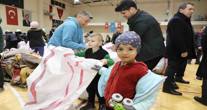 Bergama depremzedelere yardım kampanyasında tek yürek