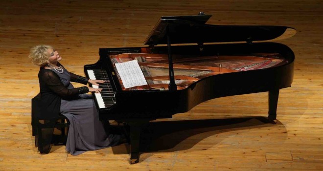 Ünlü piyanist Gülsin Onay’dan Karşıyaka'da muhteşem resital