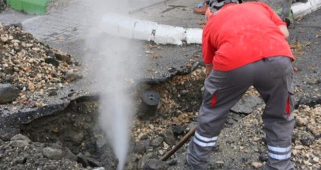 Bostanlı'da bu kez doğalgaz çalışması boru patlattı, sular kesildi