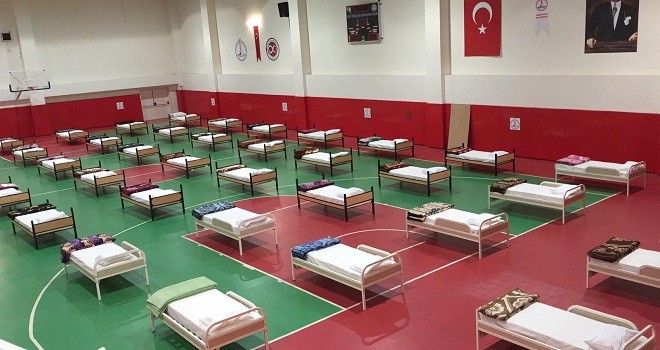 Suat Cemile Balcıoğlu Spor Salonu barınma merkezi oldu