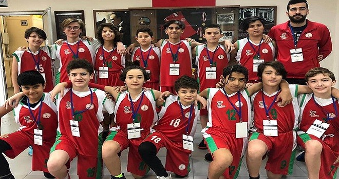 Karşıyaka Belediyespor'un minik basketbolcuları kupayı aldı