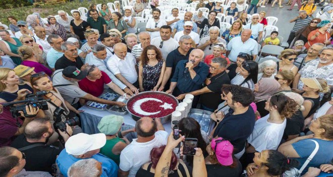 Karşıyaka'da aşure kazanı dostluk ve barış için karıldı