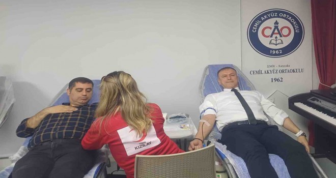 Öğretmen ve veliler kan vererek birbirimize candan bağlıyız dedi