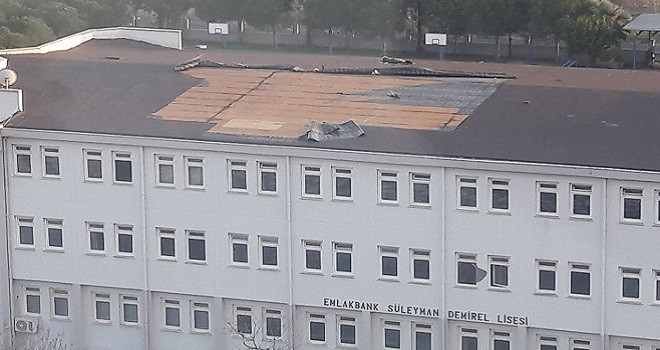 Mavişehir Süleyman Demirel Lisesi'nin çatısı uçtu