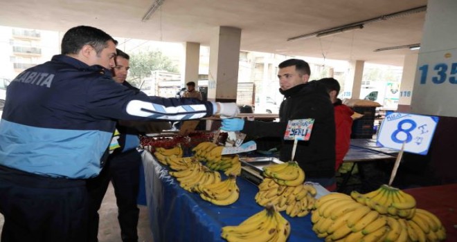 Bayraklı’da zabıta, pazarcılara eldiven ve broşür dağıttı