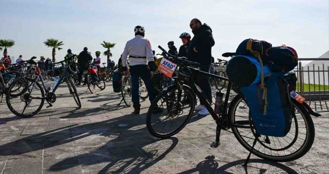 Deprem farkındalığı artırmak için Karşıyaka'dan Alsancak'a pedal çevirdiler