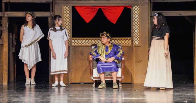 Gaziemir’in çocukları tiyatro sahnesinde büyüyor