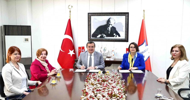 Konak’ta imzalar güçlü kadınlar için atıldı