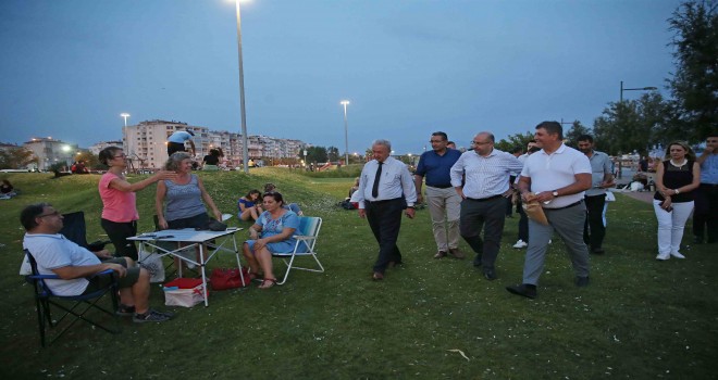 Tugay ve Gökçe sahilde kese kağıdı dağıttılar