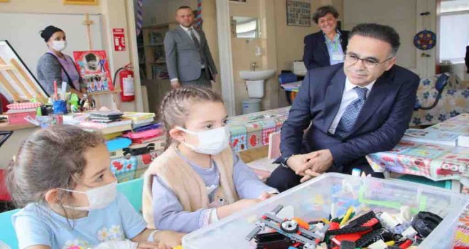 İzmir il Milli Eğitim Müdürü Dr. Ömer Yahşi'den hastane okuluna ziyaret