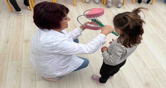 Bayraklı Belediyesi'nden anaokulu öğrencilerine ağız ve diş sağlığı eğitimi