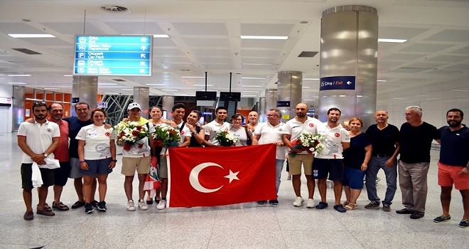 Karşıyakalı Dünya Şampiyonu yelkenci törenle karşılandı