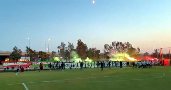 Karşıyakalı taraftarlardan futbol takımına büyük moral