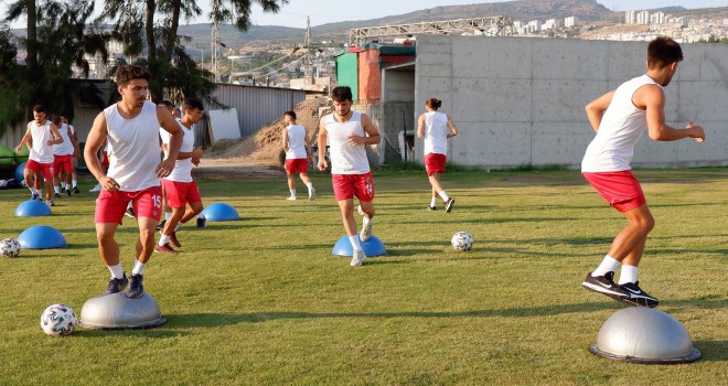 Karşıyaka 4 oyuncuyla el sıkıştı