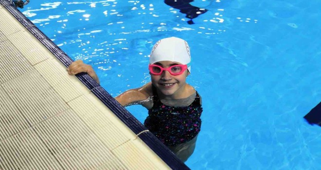 Başkan Tugay’dan paralimpik yüzücü Miray’a davet