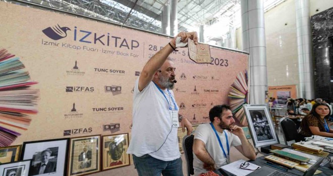 Atatürk’ün imzaladığı ''Mebus Defteri'' İzmir Büyükşehir arşivine kazandırıldı