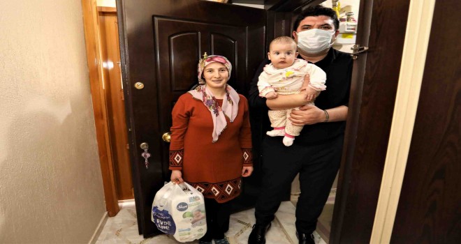 Bebekli ailelere ilk hediye Buca Belediyesi’nden