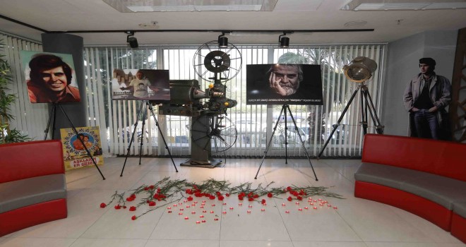 Tarık Akan’ı gençleri karanfillerle andı