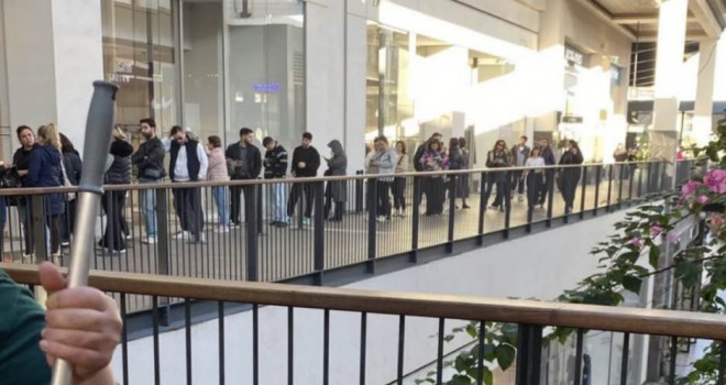 Karşıyaka'da ''kara cuma'' çılgınlığı