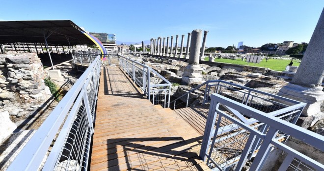 Agora'ya 700 metrelik gezi yolu