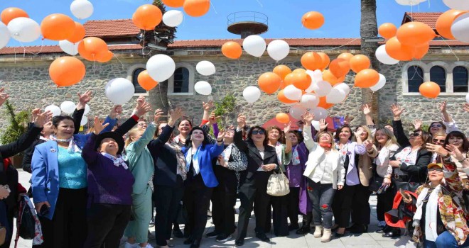 Öldürülen kadınlar anısına gökyüzüne mücadele balonları uçuruldu