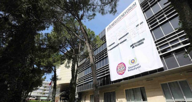 Gaziemir Belediyesi'nden 15 metrelik ''Ölmek İstemiyorum'' pankartı