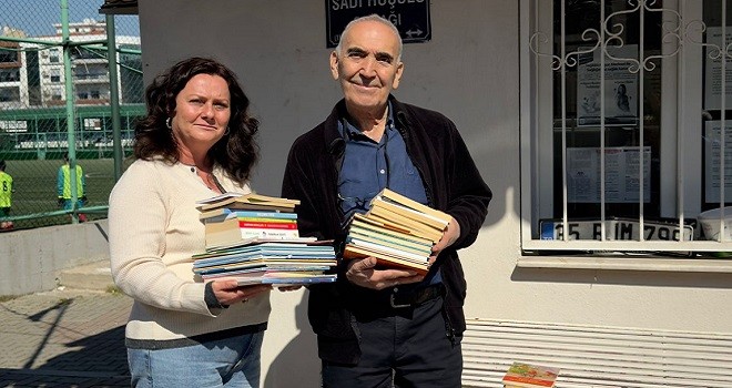 Atakent Mahallesi Muhtarı'ndan kitap bağışı