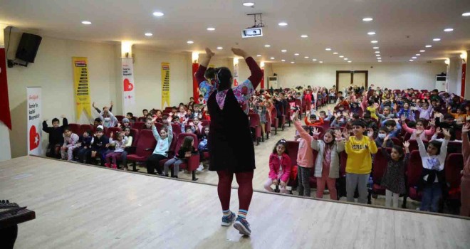 Bayraklılı çocuklar tiyatroyu sevdi