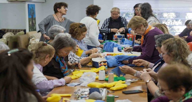 İzmir'de Tıp Bayramı'nda bebekler için oyuncak ürettiler
