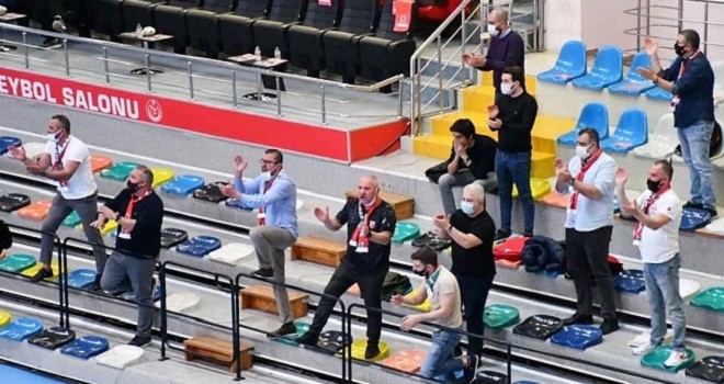 Karşıyaka Voleybol Yönetimi tam kadro tribünde…