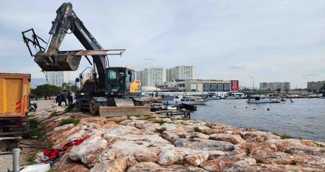 Bostanlı ve Mavişehir'de kaçak barınak ve iskeleler yıkılmaya başlandı